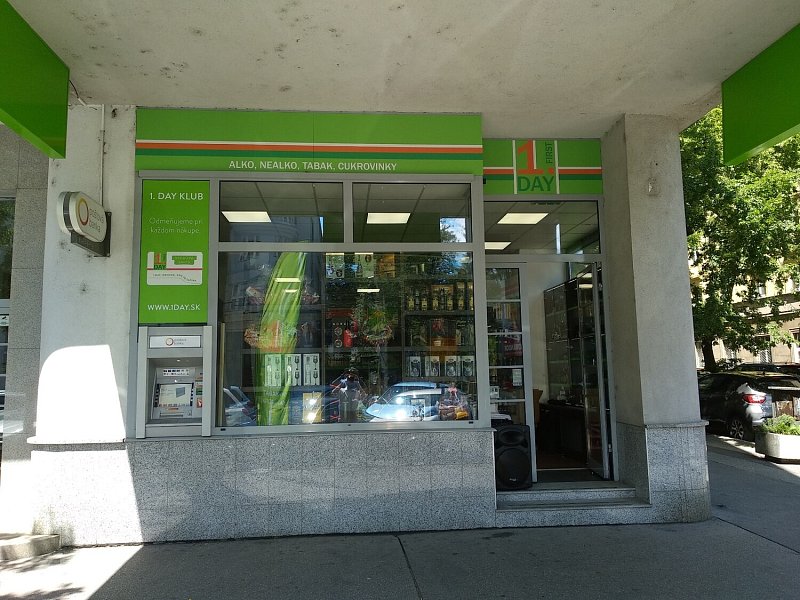 Bratislava, Odborárske námestie 2